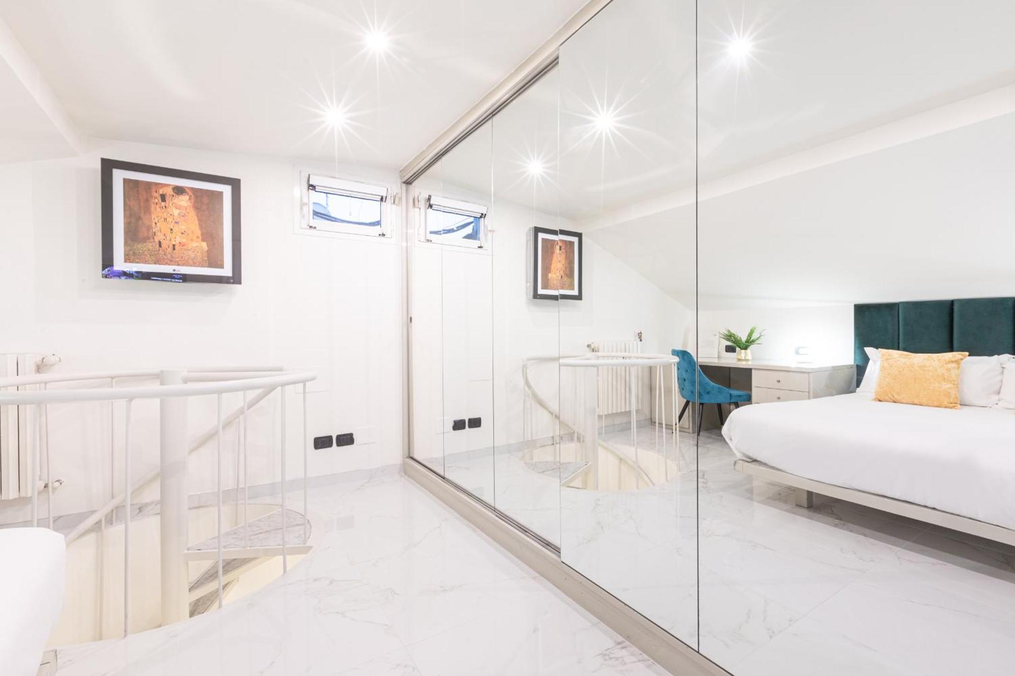 Monte Napoleone Split-Level Terrace Apartment - Top Collection 밀라노 외부 사진